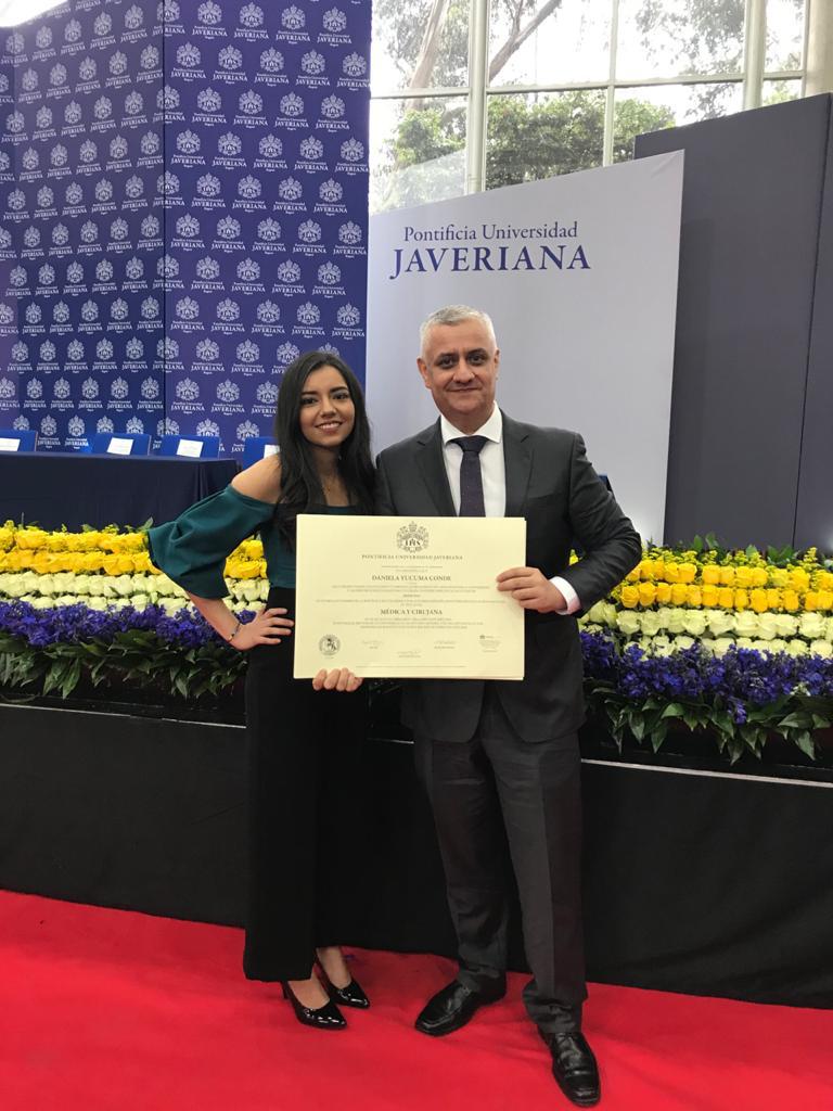 Junto a su tío el médico nefrólogo Samuel Yucumá Gutiérrez.
